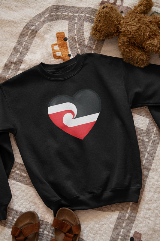 The Tino Rangatiratana flag (national Māori flag) Heart  - Kids Hoodie / Crewneck