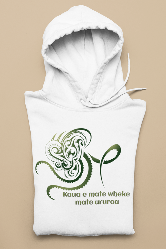 Kaua e mate wheke mate ururoa (fight like a shark ...... ) Adult Hoodie